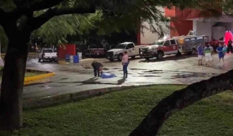 Un conductor arrolló a una pareja de adultos mayores en el centro de Cancún, afuera de Bomberos. Una mujer perdió la vida. El tipo huyó.