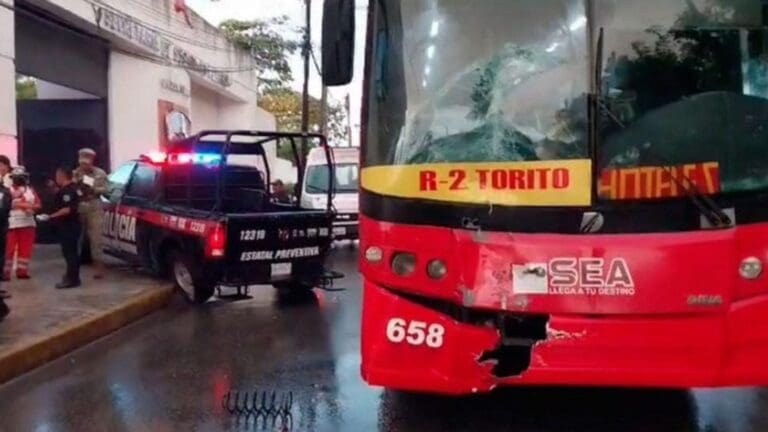El chofer de una unidad de la Ruta 2 de la Zona Hotelera de Cancún impactó a una patrulla de la Policía Estatal.