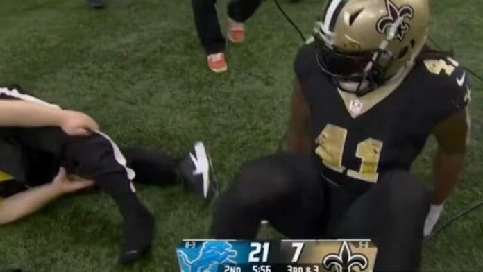 La terrible lesión en la NFL; cadenero sufre brutal fractura tras golpe de un jugador