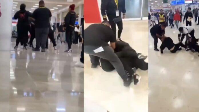 Otro pleito en el aeropuerto de Cancún. Esta vez dos mujeres transportistas se agarraron a golpes y fueron grabadas.