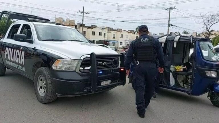 Policías municipales detuvieron a unos sujetos con un arma de fuego a bordo de un mototaxi en la 259 de Cancún.
