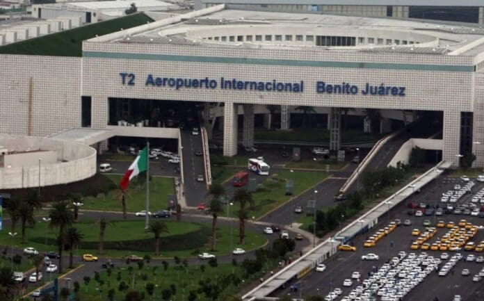 Apuñalan a ciudadano venezolano en el AICM; el agresor fue detenido por las autoridades