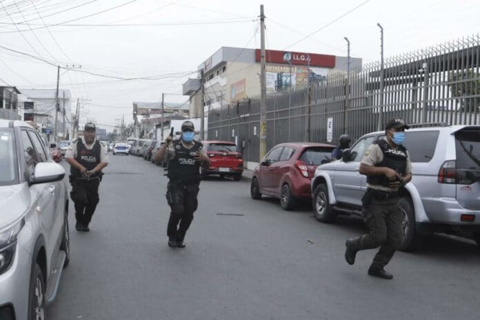 Terror total: Reportan ataques de grupos armados a universidades, hospitales y centros comerciales en Ecuador