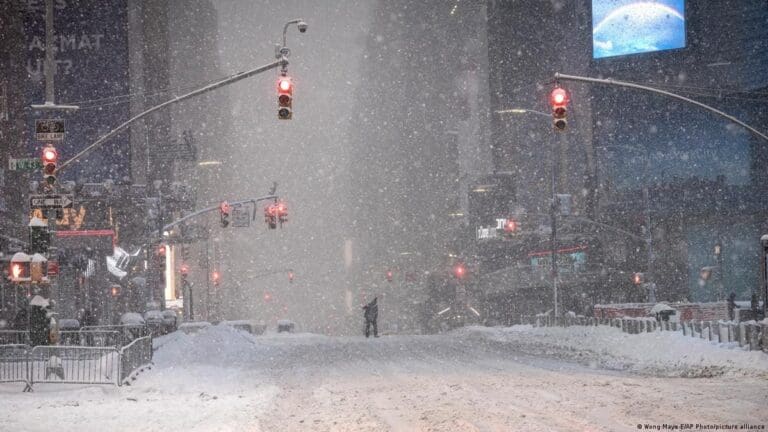 Reporta aeropuerto de Cancún 24 vuelos demorados y cuatro cancelados por las nevadas en Estados Unidos