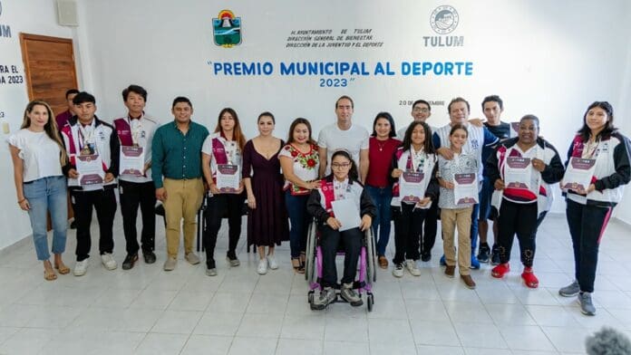 Premia Diego Castañón a deportistas de Tulum