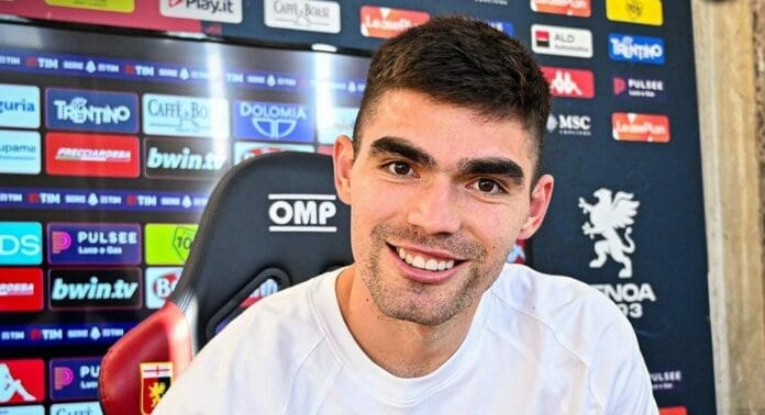 El defensa central Johan Vásquez seguirá jugando para el Genoa, ya que extendió su contrato hasta el año 2027.