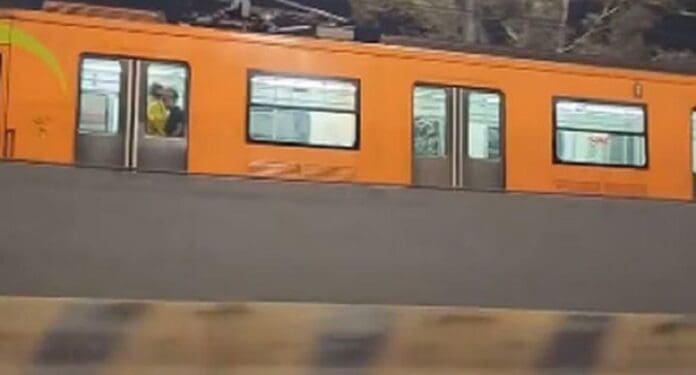 Captan a pareja echando pasión en el Metro de la CDMX
