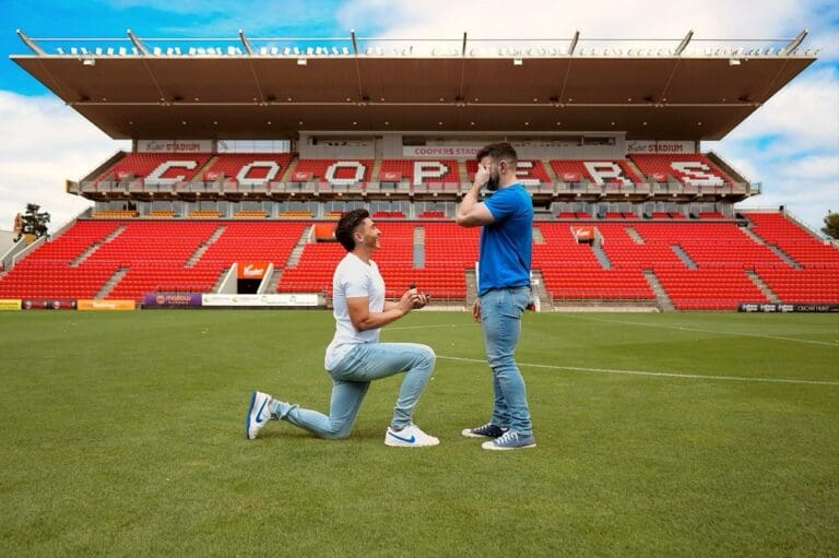 Josh Cavallo, primer futbolista abiertamente gay, pide matrimonio en la cancha del Adelaide United Josh Cavallo, primer futbolista abiertamente gay, pide matrimonio en la cancha del Adelaide United