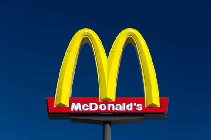 Joven come gratis en McDonald's durante meses gracias a ChatGPT