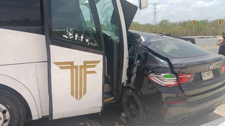 Muere joven que se impactó contra un autobús Del Valle en Cancún