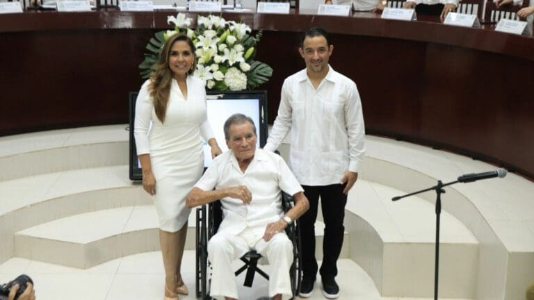 Abuelito de Ana Paty Peralta recibe Medalla al Mérito Ciudadano Sigfrido Paz Paredes