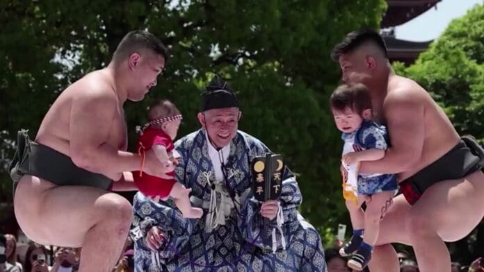 En Tokio se ha dado el combate anual de sumo entre bebés: el que llora pierde
