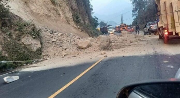 Un fuerte sismo estremeció la frontera entre México y Guatemala la mañana de este domingo. Muchas personas salieron de sus hogares.