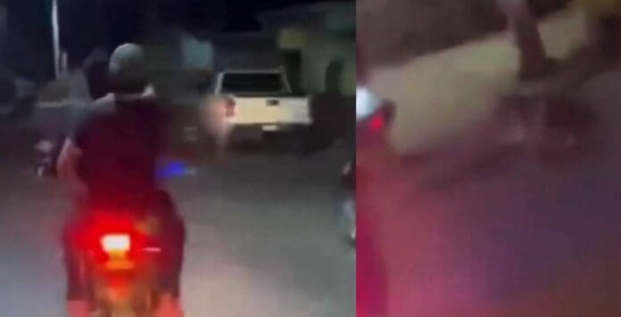 Unos jóvenes a bordo de motocicletas fueron captados cuando uno de ellos arrastraba a una perrita de nombre 