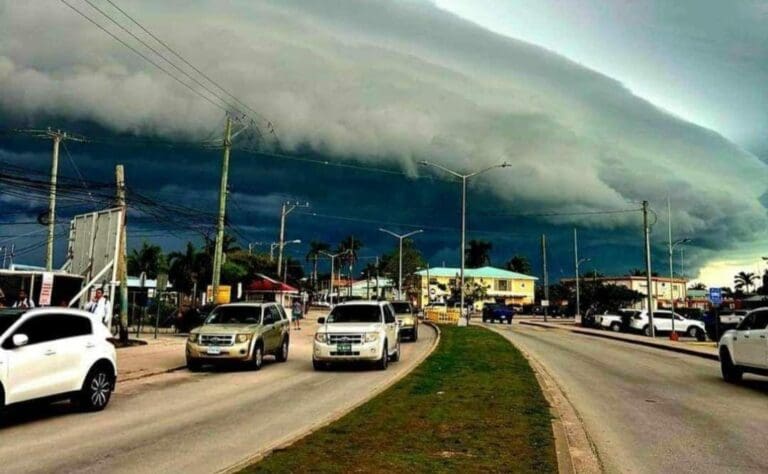 Quintana Roo seguirá bajo el agua, y es que persistirán las lluvias en la entidad con la formación de la tormenta tropical “Alberto”.