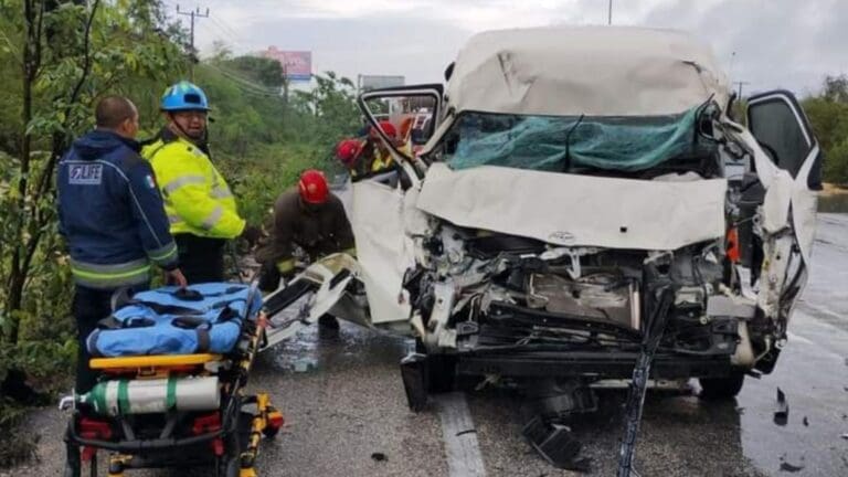 Un chofer de una van de servicios turísticos falleció tras impactarse contra un autobús de transporte de personal cerca del hotel Royalton.