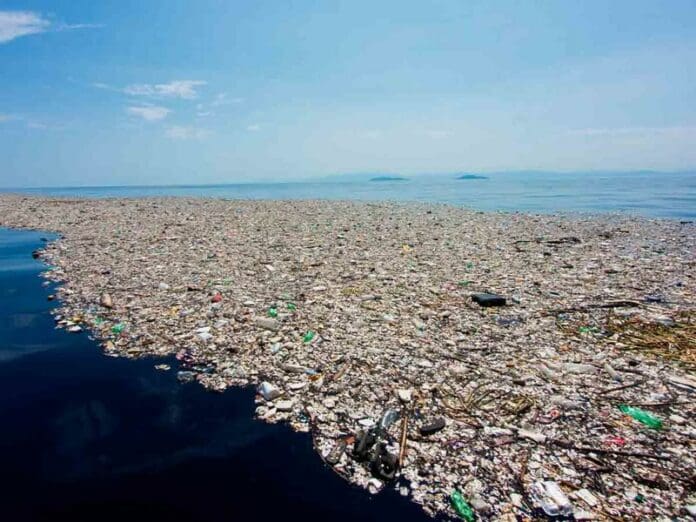 Revelan imágenes inquietantes del colosal basureo que flota en el mar