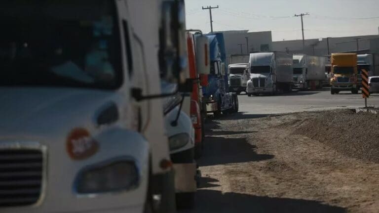 Transportistas realizarán paro nacional por falta de pago por el Tren Maya; aeropuertos de Cancún y Tulum serán bloqueados