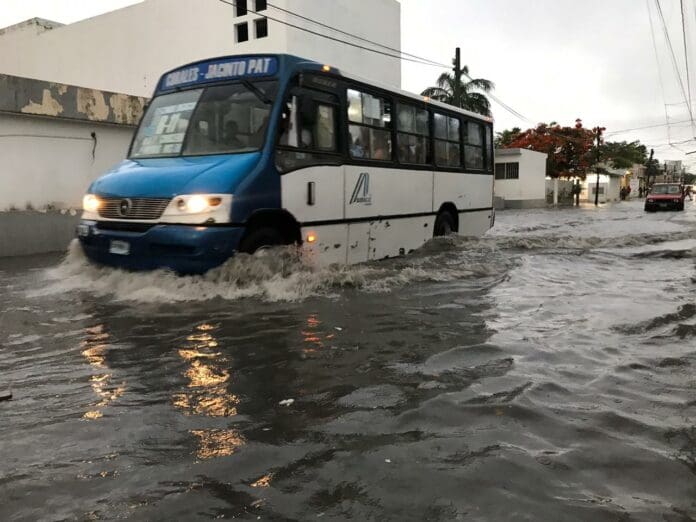 Alertan ante intensas lluvias en Cancún por Zona de Baja Presión