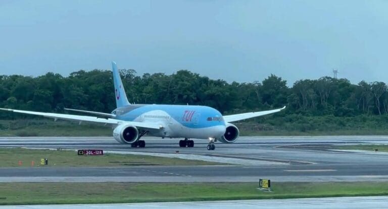 El aeropuerto de Cancún no está certificado como refugio temporal ante la llegada de fenómenos hidrometeorológicos.