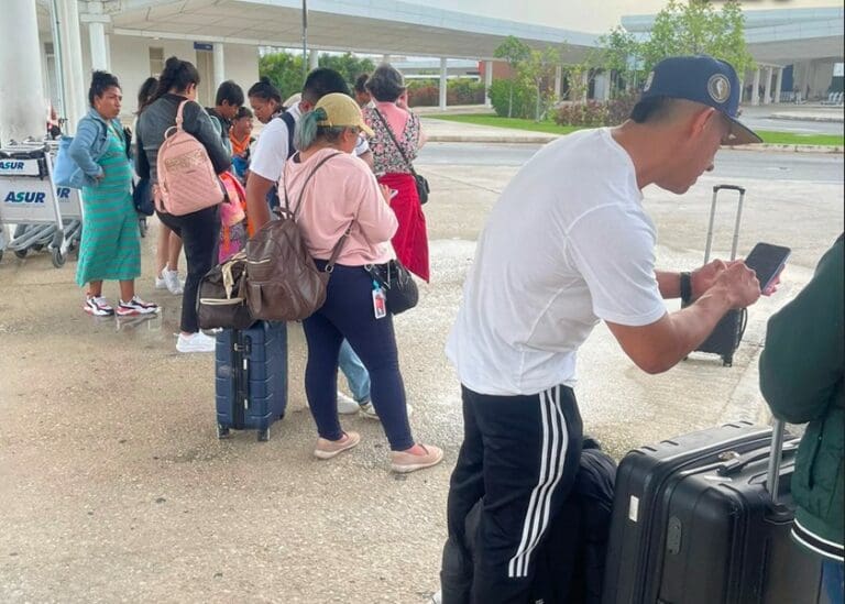 Turistas varados en el aeropuerto de Cancún; transportistas cobran hasta 8 mil pesos por llevarlos al centro