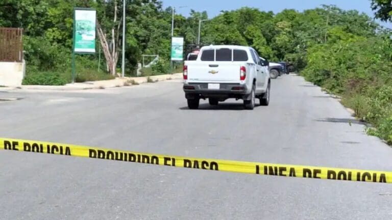 Se reportó el hallazgo de dos personas sin vida dentro de un vehículo en Cancún, a las afueras del fraccionamiento Paseo de la Selva.