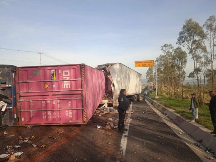 Video: Choque entre autobús y dos tráileres deja un muerto y 12 heridos en el Edomex