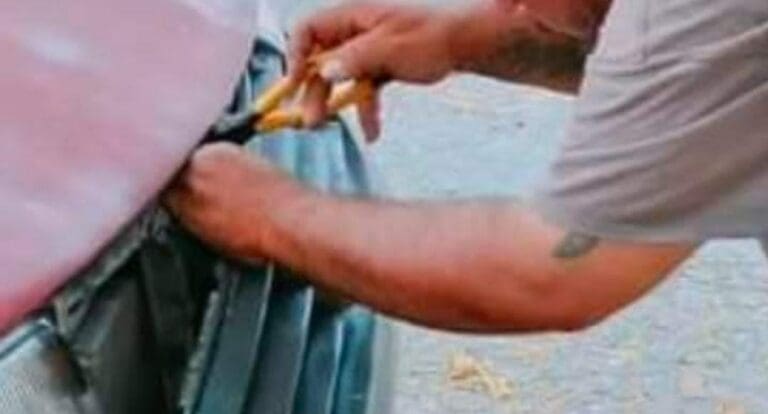 Un sujeto ha sido exhibido tras ser captado robando baterías de automóviles en varias partes de Cancún, como por ejemplo plazas comerciales.