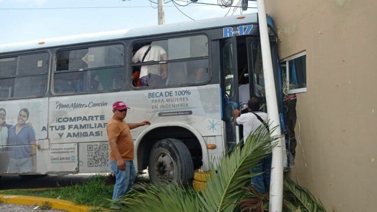 Más de 30 lesionados dejó accidente de autobús de la ruta 17 en Cancún
