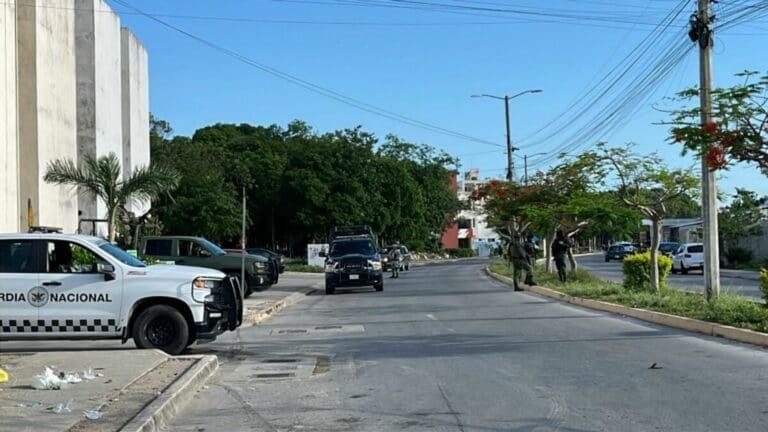 Hombres en moto ejecutan a sujeto en la 255 de Cancún