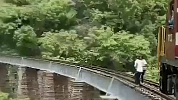 VIDEO: Pareja de novios salta de puente para no ser arrollados por un tren