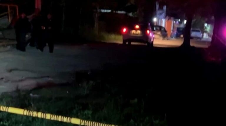 Sujetos armados dispararon contra el domicilio de un reportero de nota roja en Cancún. Por fortuna no se reportaron lesionados.