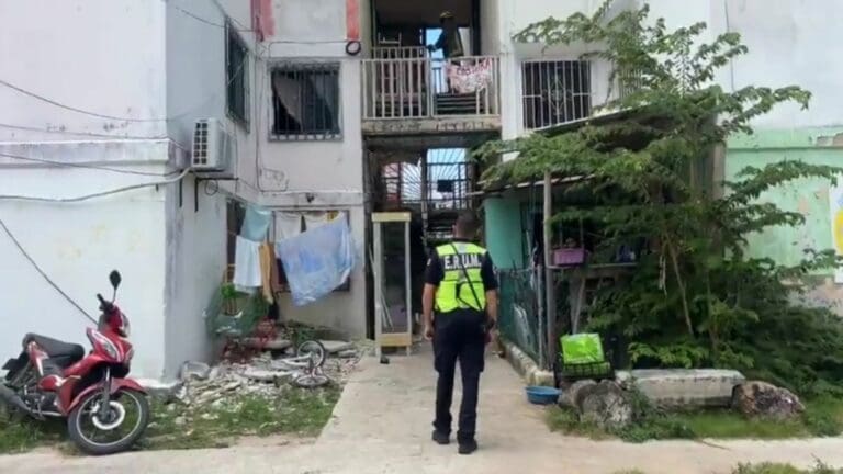 Persona sube las escaleras de su edificio y colapsan, en Corales de Cancún