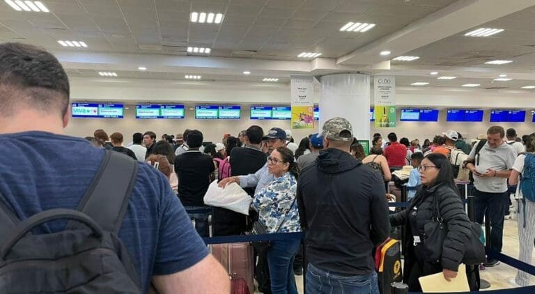 La gobernadora Mara Lezama Espinosa ha pedido mantener la calma a residentes y turistas ante los vuelos cancelados en Cancún.