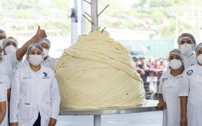 Oaxaca rompe récord Guinness con el quesillo más grande del mundo