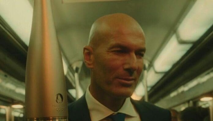 Zinedine Zidane porta la llama olímpica en París 2024 y protagoniza divertido spot. Fue quien llevó el fuego al río Sena.