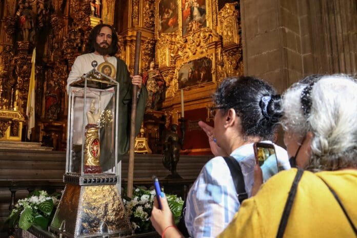 Abarrotan miles de devotos templo de CDMX para venerar la reliquia de San Judas Tadeo