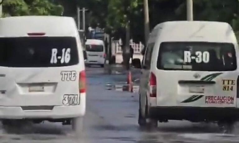 Exhiben a choferes de rutas 16 y 30 de Cancún jugando carreritas y volándose el alto, poniendo en riesgo a otros.