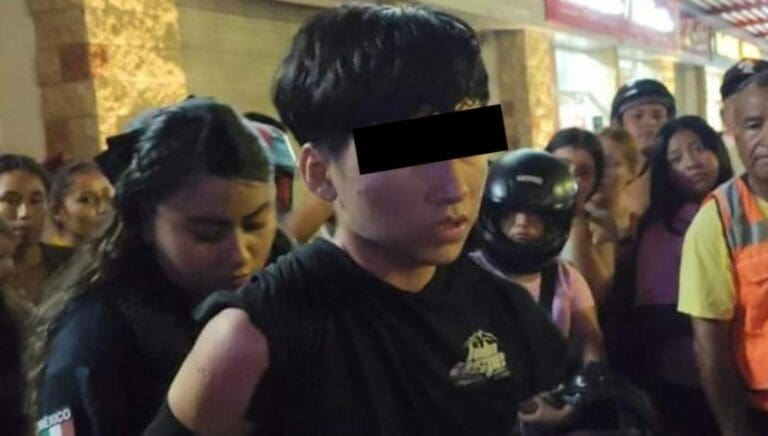 Un joven fue detenido en Cancún luego de ser sorprendido robando una motocicleta en la Multiplaza de Villas del Mar.