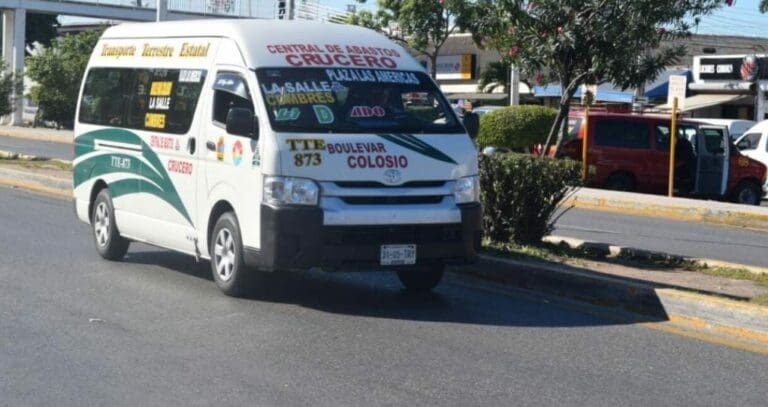 Persiste la violencia en Cancún. El chofer de una combi de transporte público fue asesinado a las afueras del sindicato de taxistas.