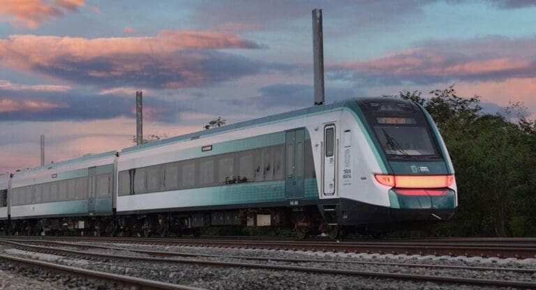 Destaca la gobernadora a los jóvenes de Quintana Roo que se preparan para trabajar a futuro en el Tren Maya.