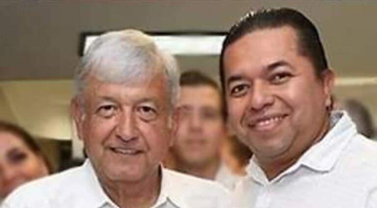 Exponen ante AMLO el caso de Emiliano Ramos, que afirma ser víctima de una persecución política en la entidad.