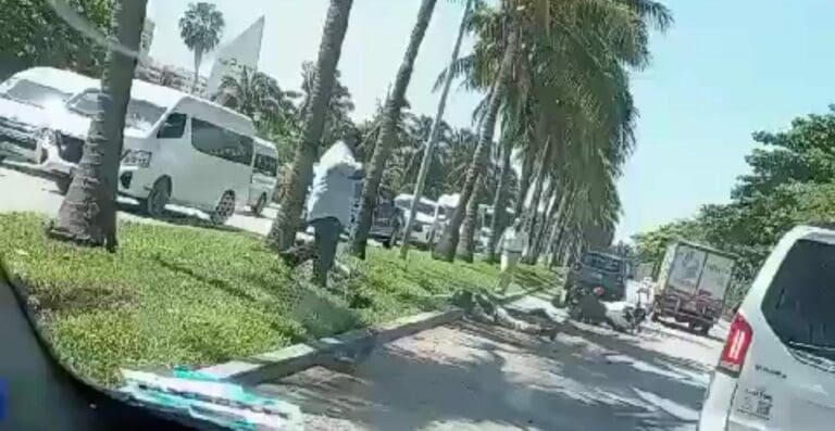 Dos elementos de la Guardia Nacional derraparon este día al ir en motocicleta sobre la Zona Hotelera de Cancún.