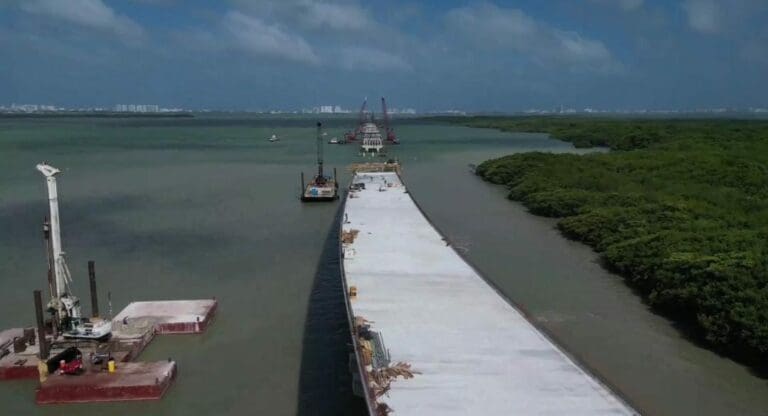 Supervisan los gobiernos estatal y federal los avances en la obra del Puente Nichupté de Cancún. Van a un 60 por ciento.