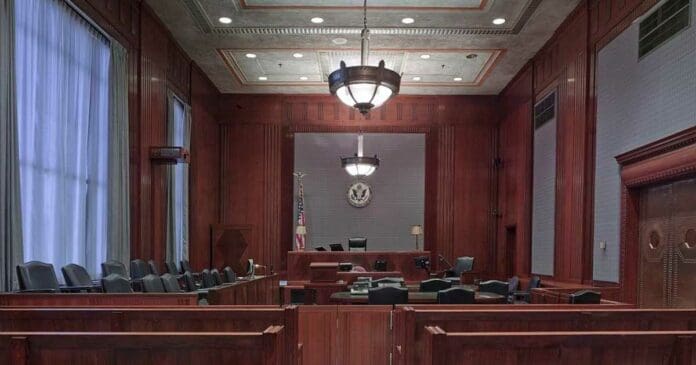 Juez reprende a joven por dormirse en excursión a un tribunal; la mete 