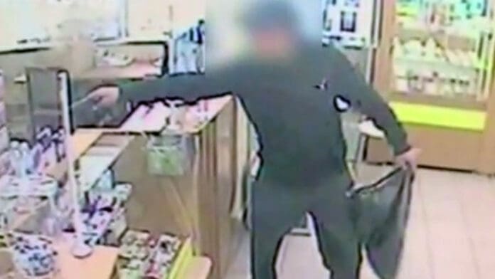 Hombre entra a robar en una farmacia con pistola de juguete en Rusia