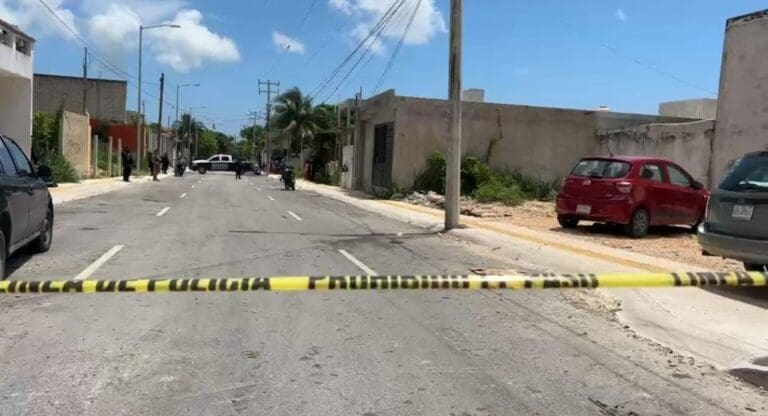 Una persona fue ejecutada en Cancún este lunes, cuando se encontraba en su domicilio, ubicado en la Región 245.