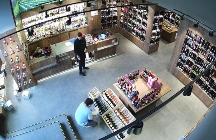 Video: Perrito ayuda a su dueño a comprar una botella de vino en licorería de Rusia