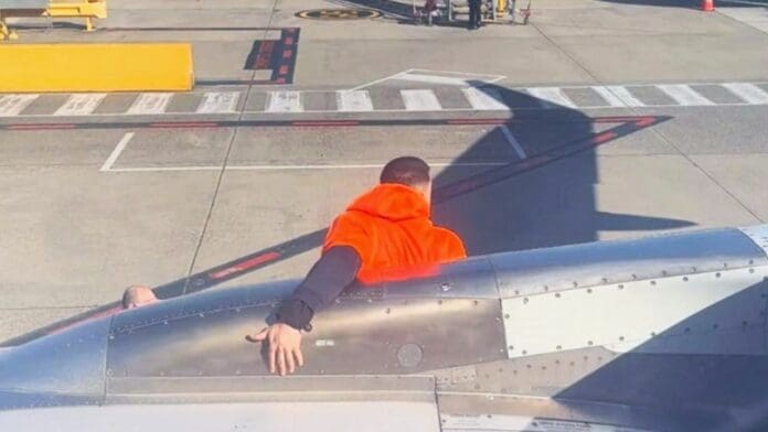 VIDEO: Sujeto abre la puerta de emergencia de avión y camina por el ala