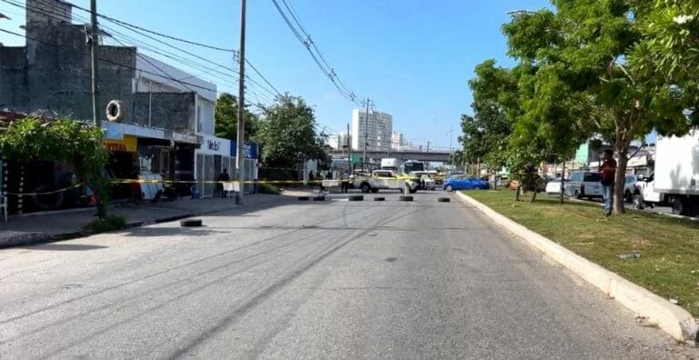 Cierran avenida Bonampak de Cancún; denuncian vecinos de la colonia Leona Vicario constantes apagones.